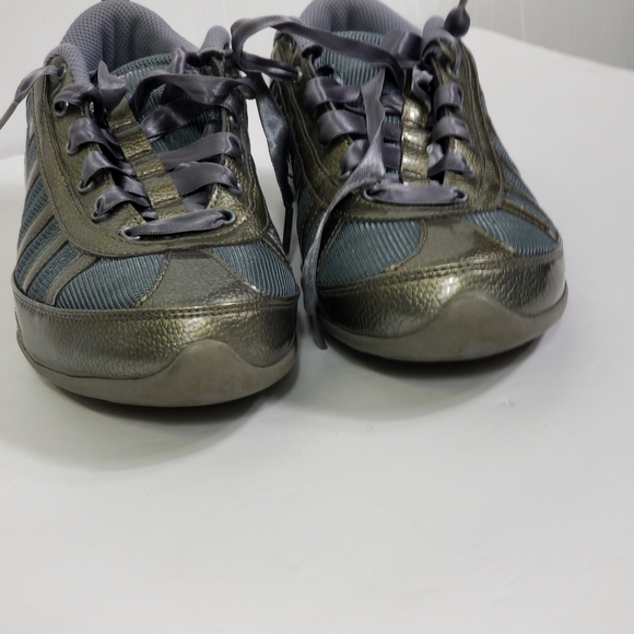 Nike shoes silver size 6.5 - Picture 1 of 9